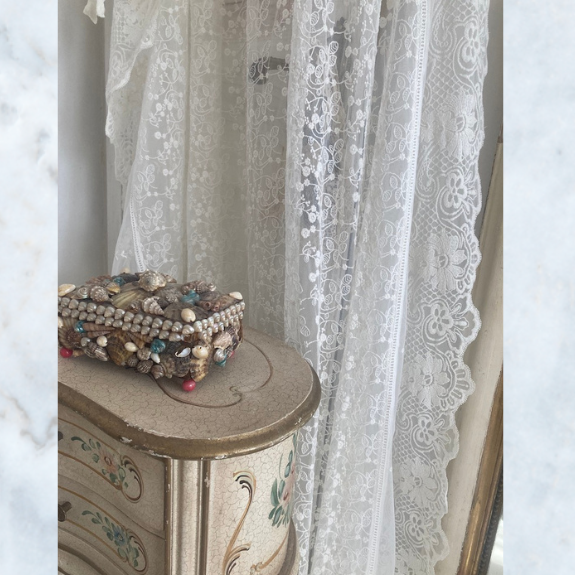 Femme Facon lace & tuille curtain